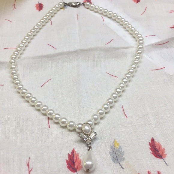 Vintage Jewelry - Simulated Pearl Rhinestone stone necklace